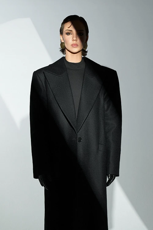 Фото пальто polyhedron "feel it", only deep black color в интернет-магазине POLYHEDRON